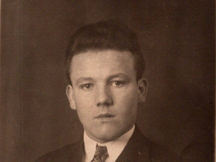 Studio portrait of Willi Distel as a young man, about 1925